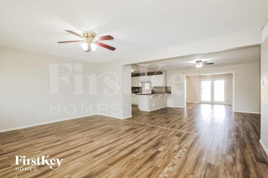 Building Photo - 2126 W San Miguel Ave