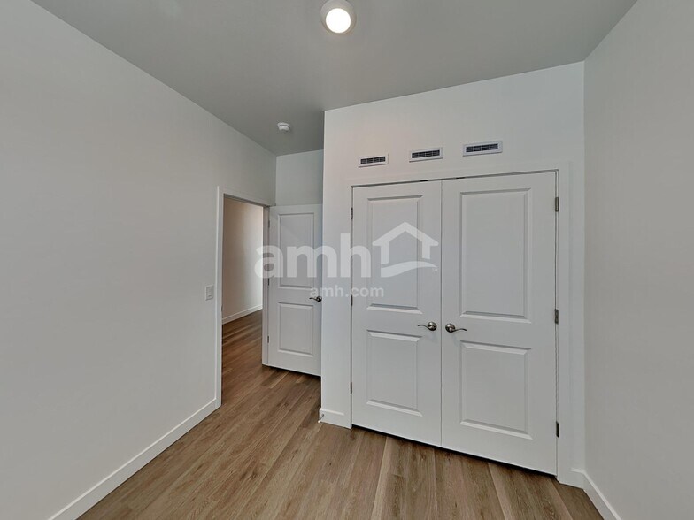 Building Photo - 8225 S 21st Dr