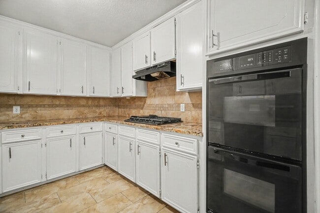 Building Photo - 2121 Hickory Ln