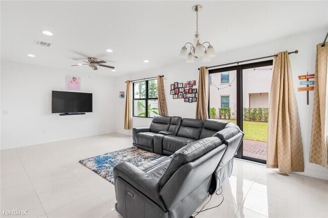 Building Photo - 3 br, 2.5 bath Townhome - 10015 Akenside Dr