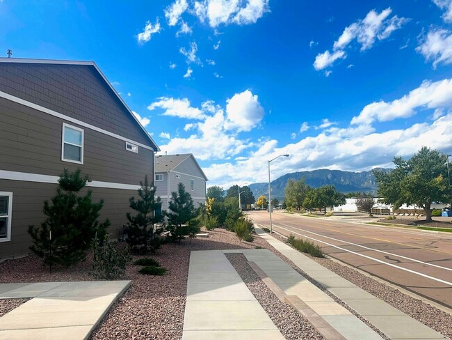 Building Photo - STYLISH 3-BEDROOM TOWNHOME w/ A/C **LIKE N...