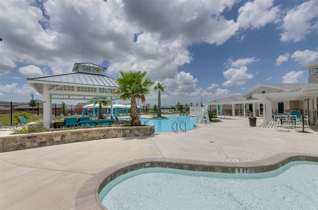 Building Photo - 2213 Del Mar Dr