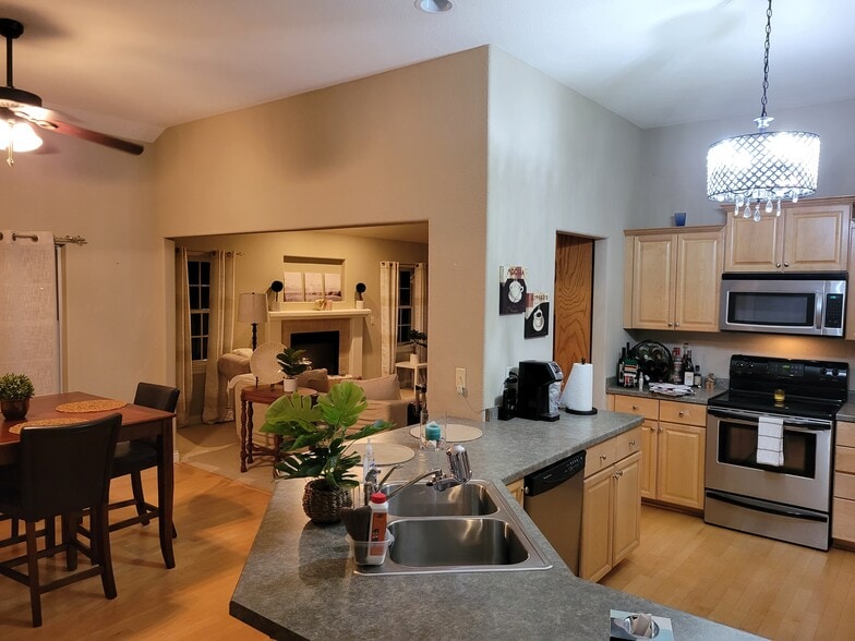 Building Photo - 1850 Stoney Ln