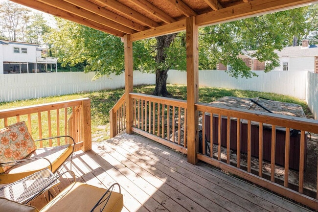 Building Photo - 145 Midway St