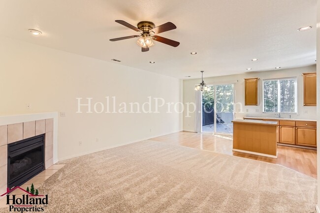 Building Photo - Charming and Comfortable Townhouse in Bethany Area!