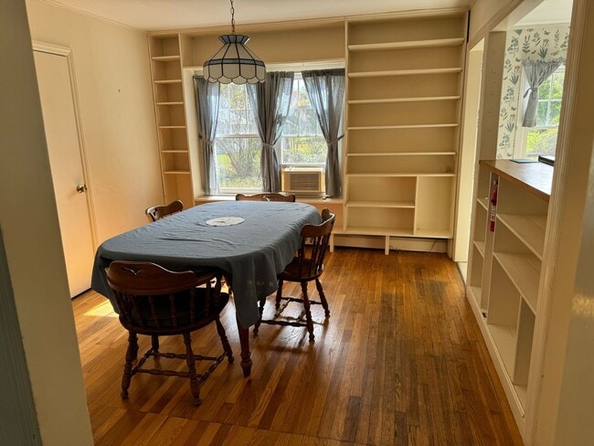 Building Photo - 5 Bedroom 2 Bathroom Home in Idyllic Neighborhood (CURRENTLY UNDER CONTRACT)