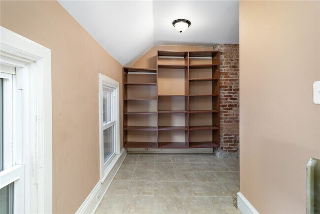 Building Photo - 56 Vassar St