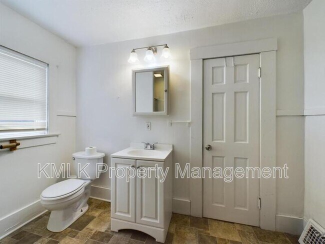 Building Photo - 695 Kling St