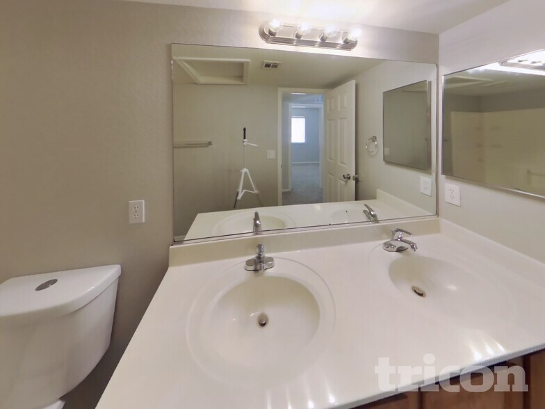 Building Photo - 8566 W Denton Ln