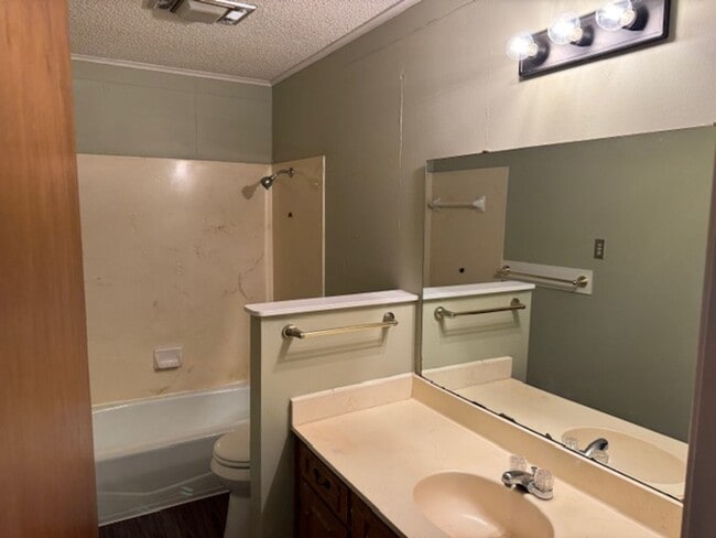 Building Photo - 610 Pine Cone Dr