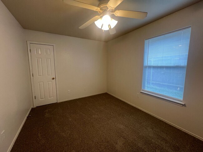 Building Photo - Large 3/2/2 Duplex with Easy Access to IH ...