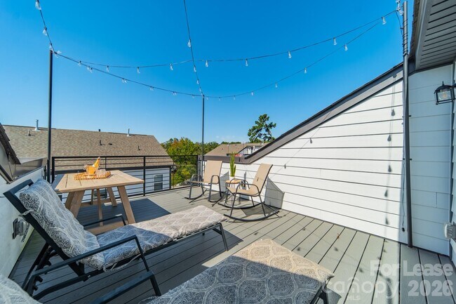 Building Photo - 4040 Hidden Oaks Dr