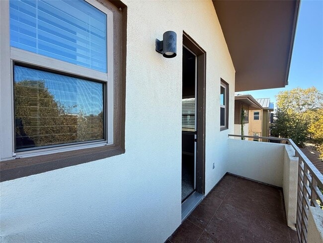 Building Photo - 2021 Simond Ave