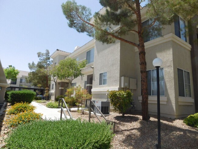 Building Photo - GORGEOUS FULLY FURNISHED 2 BEDROOM UNIT*GA...