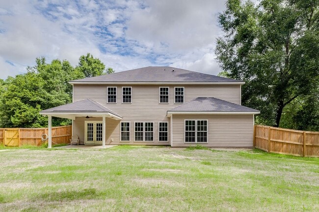 Building Photo - Spacious Custom 8 Bed 4.5 Bath Home on Lar...
