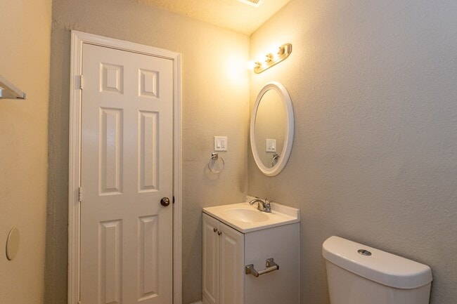 Building Photo - Cozy and Affordable 2 Bedroom Garage Apt in 77705!