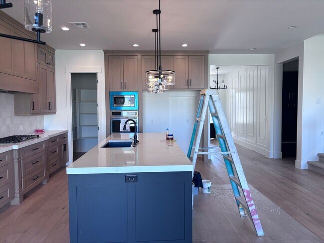 Building Photo - Beautiful 6-Bedroom Home for Rent in Prime...