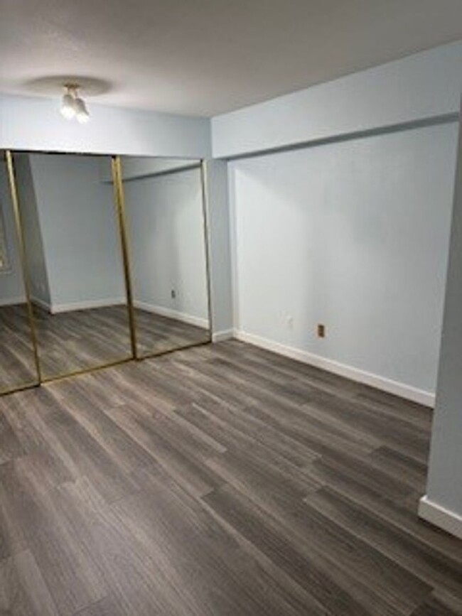 Building Photo - 2 bedroom 2 bath First Floor Condo w/1 Car...