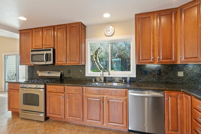 Building Photo - 824 Prince Ave