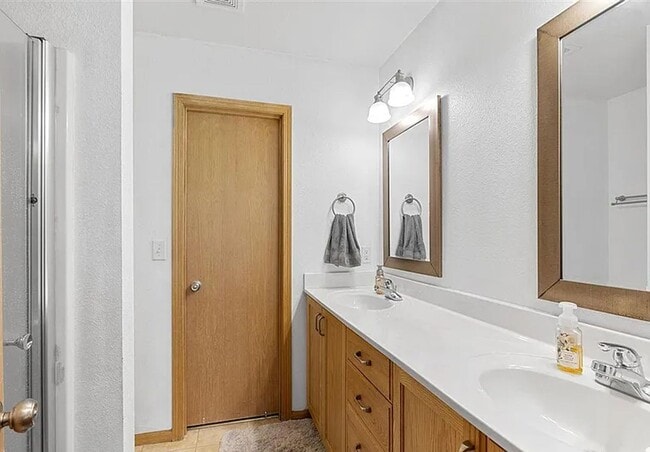 Building Photo - West Side Duplex!