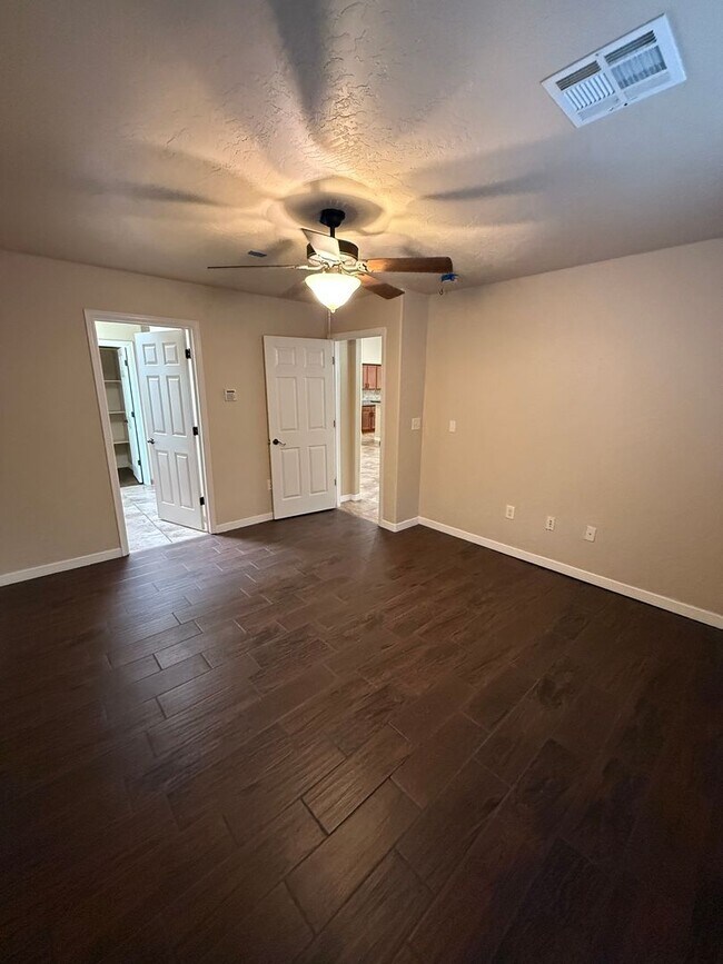 Building Photo - 2043 Villa Napoli Loop E