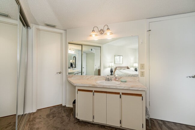 Building Photo - Furnished Seasonal Condo