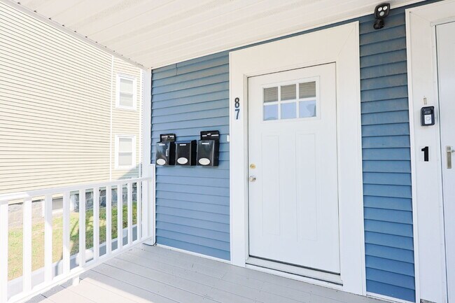 Building Photo - Available Now! Sunny & Large 3-Bedroom: In...