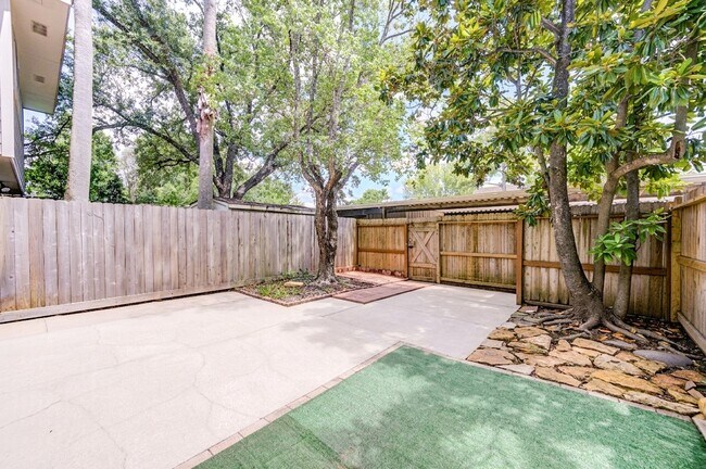 Building Photo - 7965 Kendalia Dr