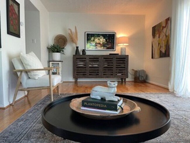 Building Photo - 3BD/2.5BA End Unit Townhouse in Hilltop Area!!