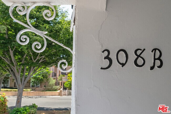 Building Photo - 308 S Reeves Dr