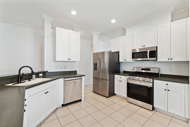 Building Photo - Move-in Ready Home with 2 Car Garage in Desirable Summerport Community!