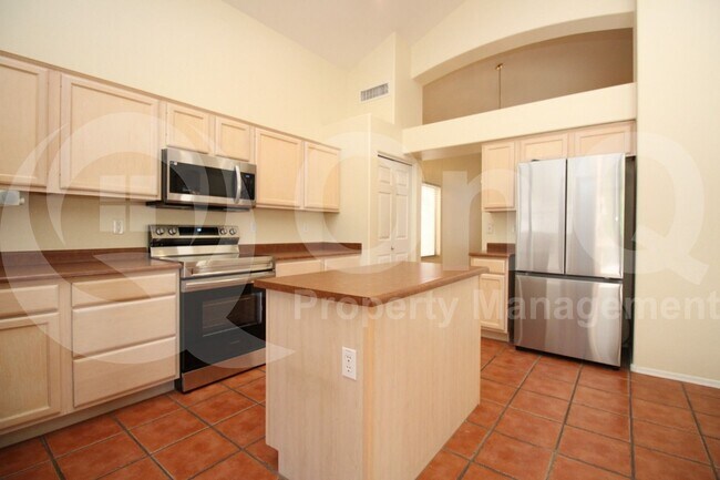 Building Photo - 7460 W Lone Cactus Dr
