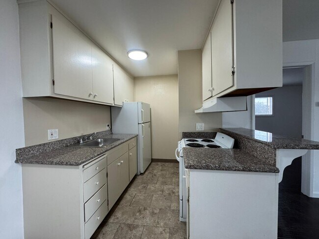 Building Photo - 3232 14th Ave