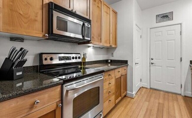 Building Photo - Gorgeous Two-Bedroom Condo with Golf Course Views in San Ramon!