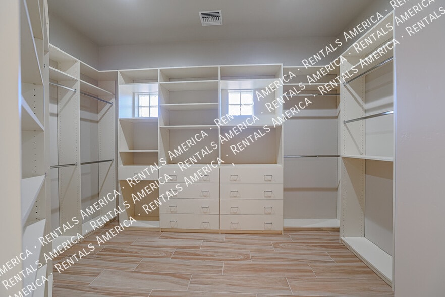 Building Photo - 14731 E Dixileta Dr