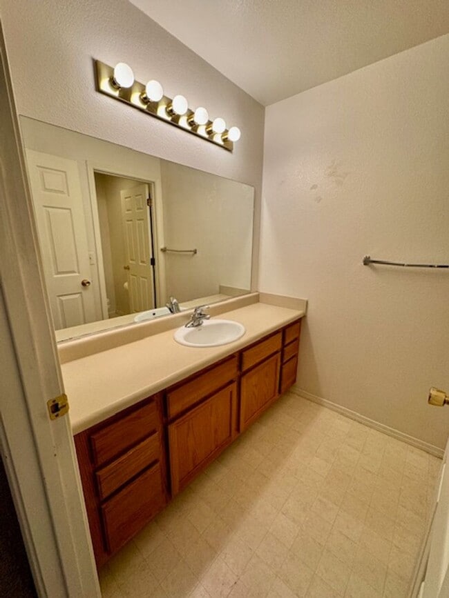 Building Photo - 3 Bedroom 2 Bath Centrally Located Condo