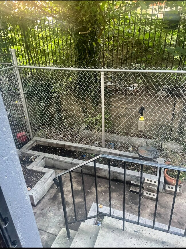 Building Photo - 935 N Saint Bernard St