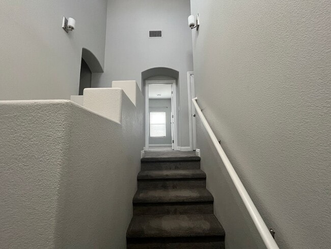 Building Photo - Beautiful 3 bedroom home