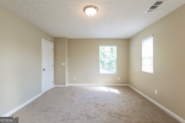 Building Photo - 2791 Groovers Lake Point