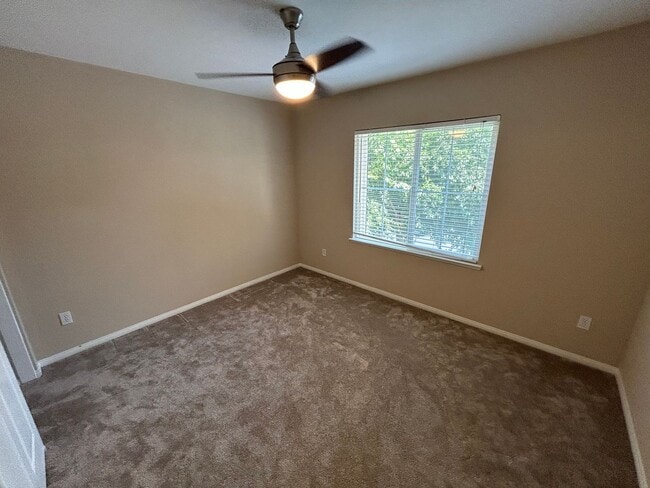 Building Photo - Beautiful Hidden Lake 3 Bed 3 Bath Home