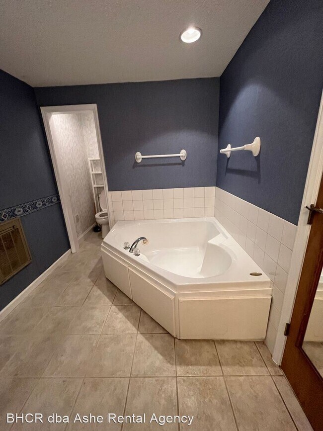 Building Photo - 2 br, 2 bath House - 326 Monticello Dr