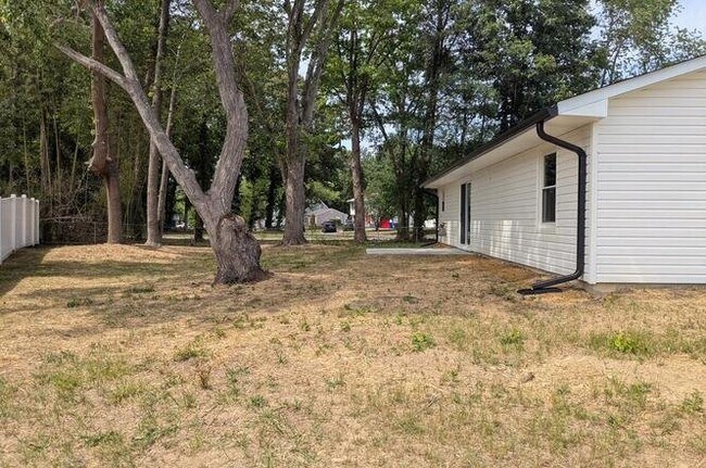 Building Photo - 5001 University Dr