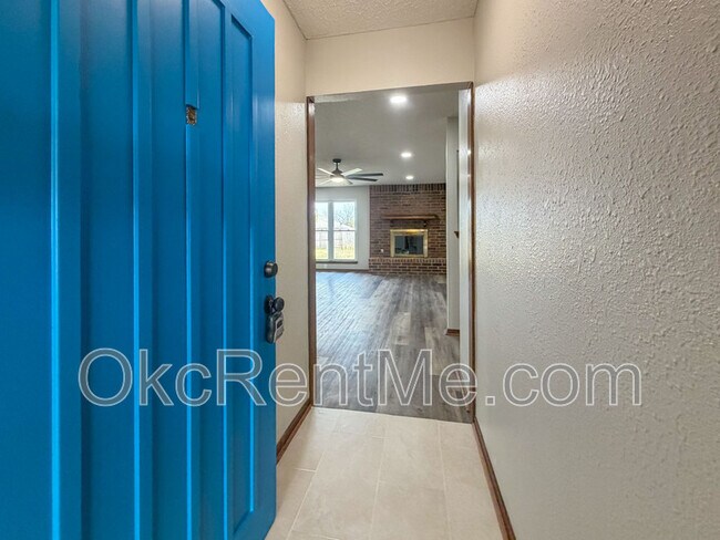 Building Photo - 1104 Spruce Dr