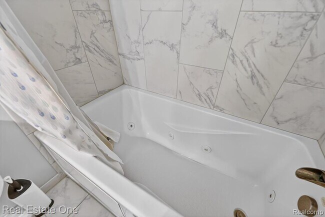 Building Photo - 874 N Main St