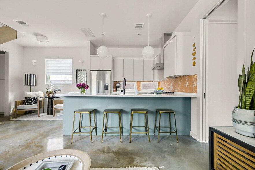 Building Photo - 2000 Riverview St