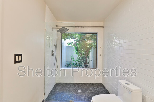 Building Photo - 2708 E Leonora St