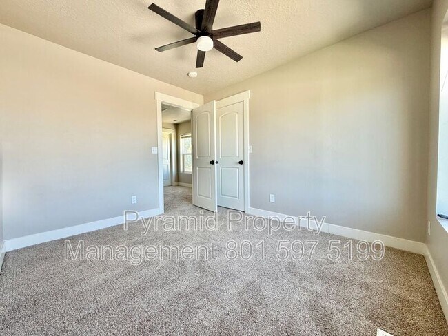 Building Photo - 673 W Beth Cir