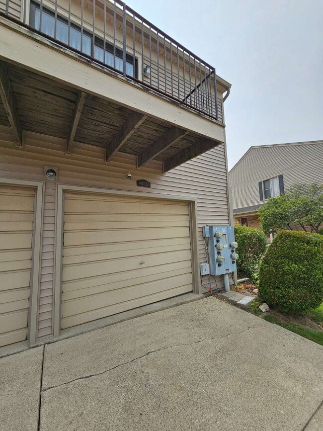 Building Photo - 2 Bedroom Condo with Vaulted Ceiling, Open Kitchen, Attached Garage in Desirable Clinton Township...
