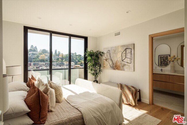 Building Photo - 2822 1/2 Avenel St