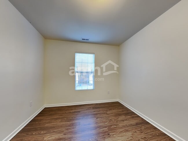 Building Photo - 704 Marjam Ln